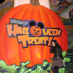Mickey's Halloween Treat     10-11-07