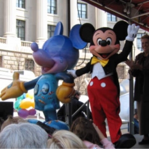 Mickey likes his new statue