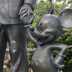 DL Mickey   Walt statue