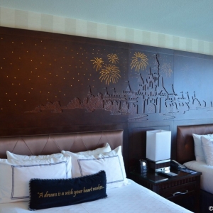 Disneyland-Hotel-Room-003