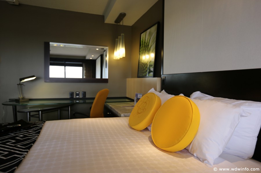 Contemporary-Resort-Room-015