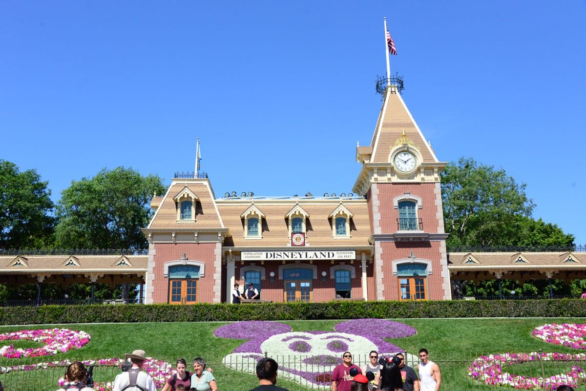 Disneyland-Entrance-03