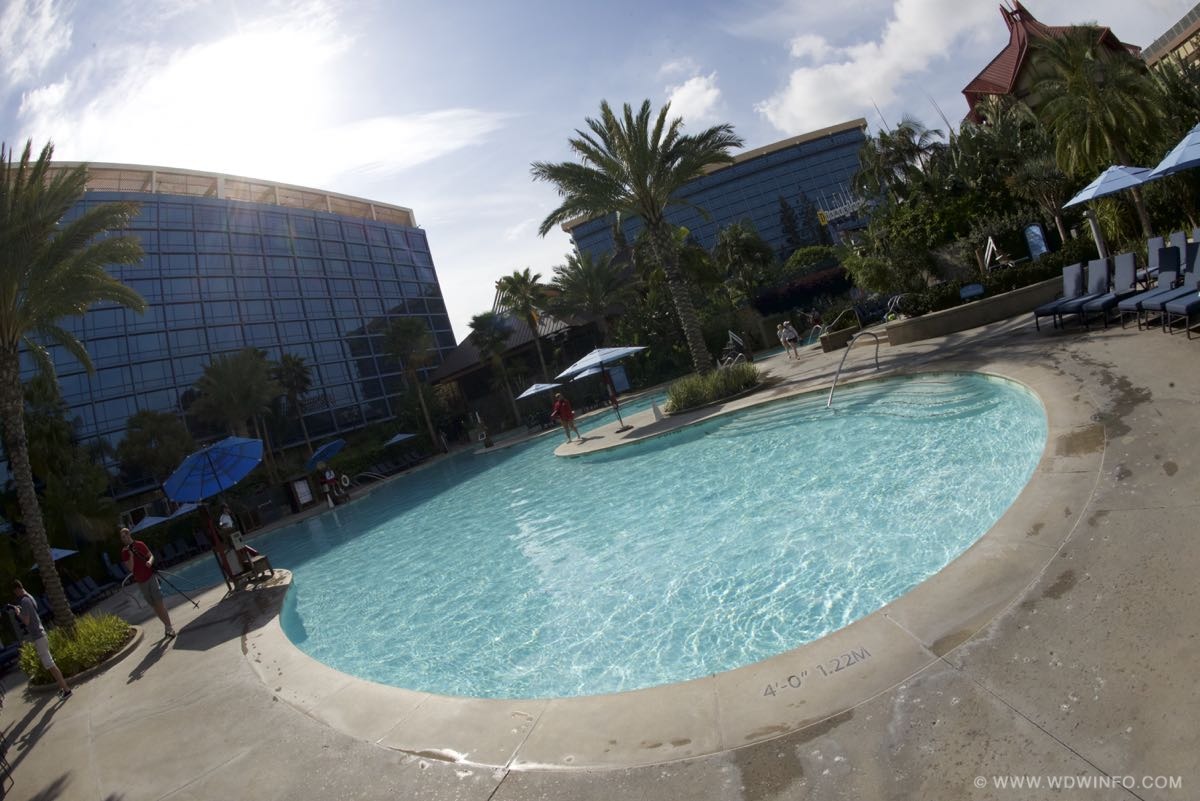 Disneyland-Hotel-Pool-03