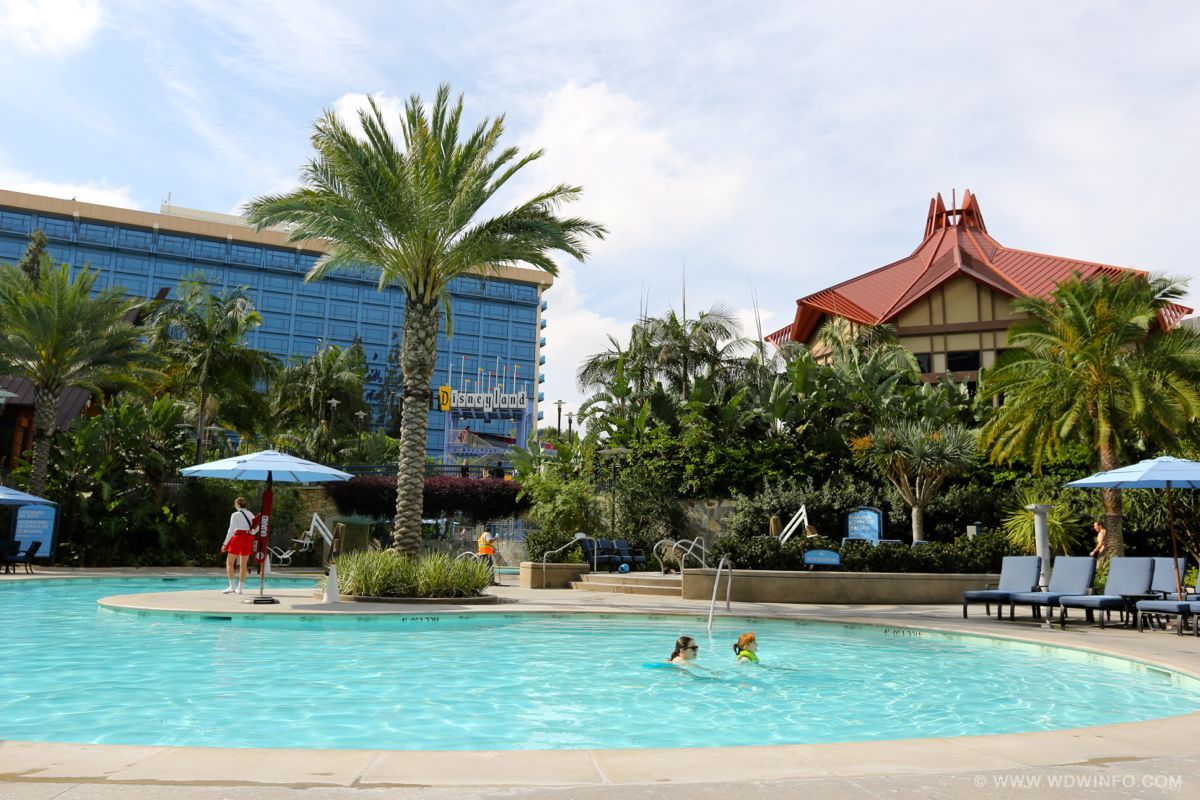 Disneyland-Hotel-Pool-20