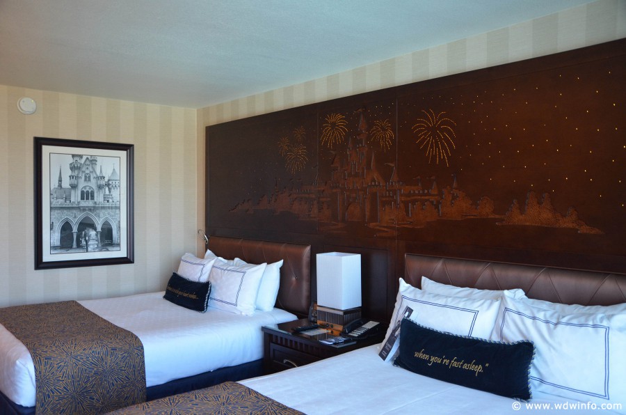 Disneyland-Hotel-Room-001