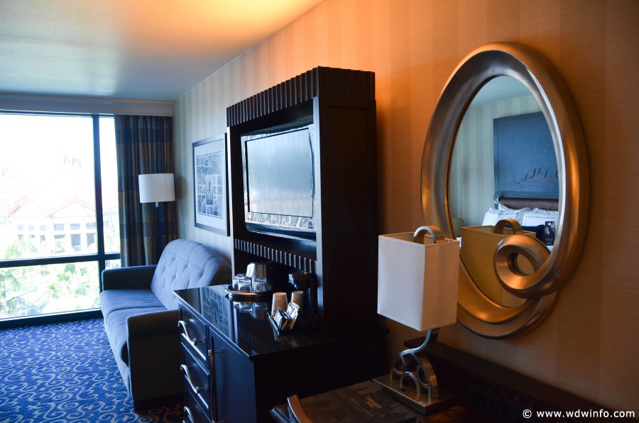 Disneyland-Hotel-Room-009