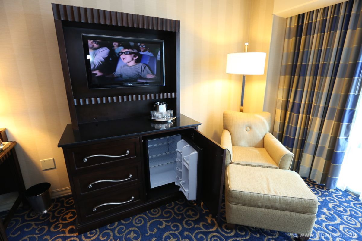Disneyland-Hotel-Standard-Room-18