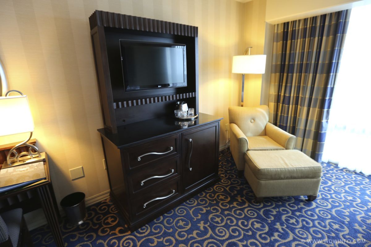 Disneyland-Hotel-Standard-Room-19
