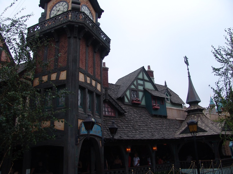 Fantasyland-Disneyland-23
