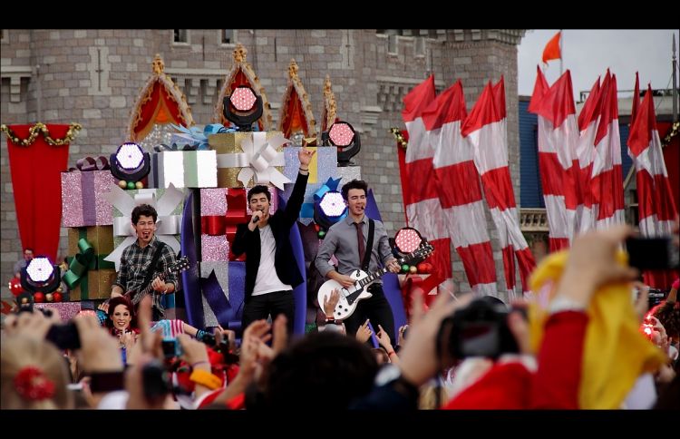 Jonas Brothers: Disney Parks Christmas Day Parade Taping