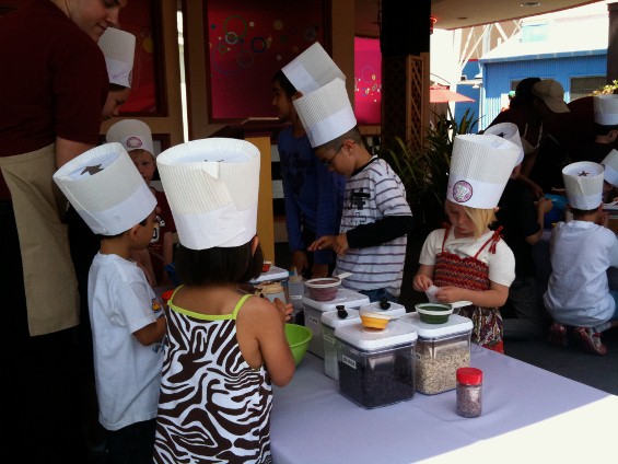 Junior_Chefs_checking_out_the_ingredients_565x424_