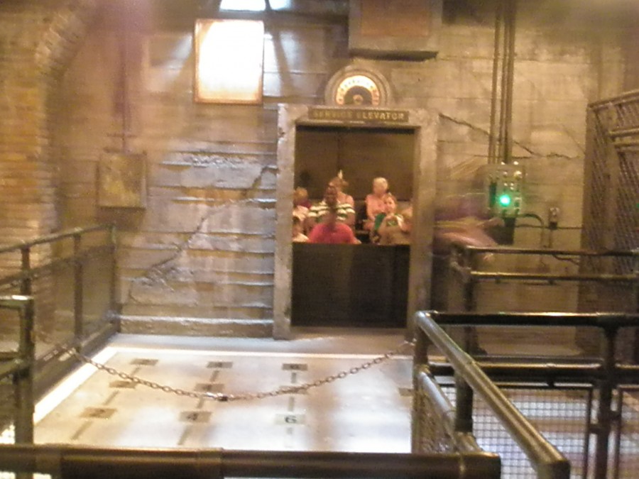 Ride elevator and waiting area for TOT