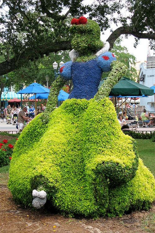 Snow White topiary