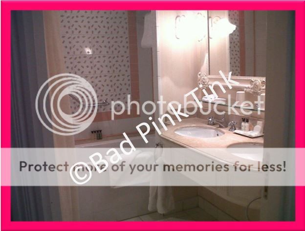 Disneyland-Hotel-Paris-Standard-Room-Bathroom_zps5msiccyp.jpg