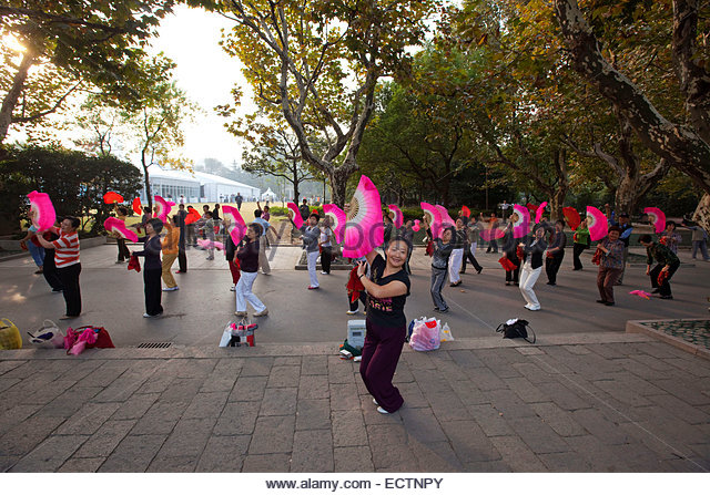 shanghai-people-practicing-tai-chi-with-fans-fuxing-park-ectnpy.jpg
