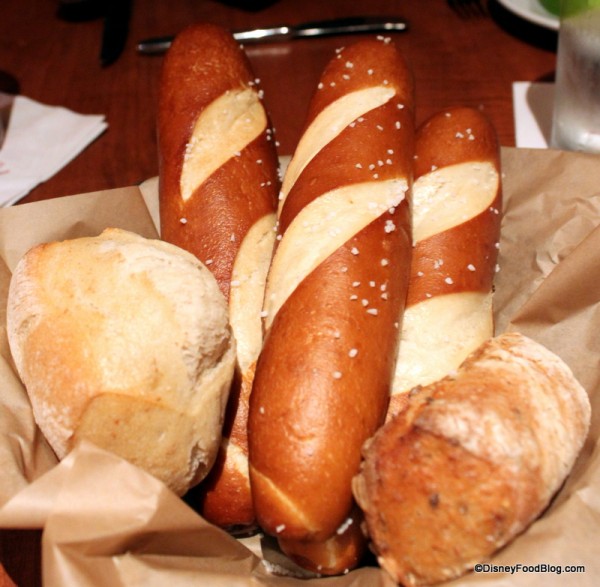 bread-service-Le-Cellier-600x587.jpg