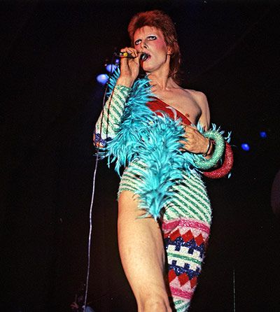 2d07a5270eed3daf8bd6d494ba056775--david-bowie-costume-stage-photo.jpg